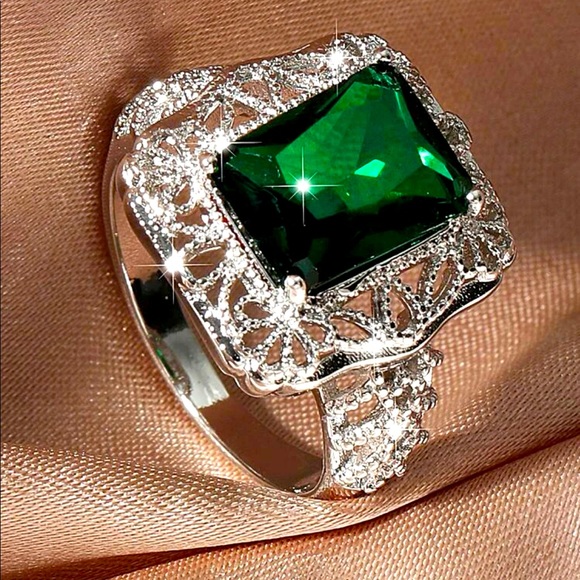 Jewelry - Gorgeous Emerald Green Vintage Ring 💎